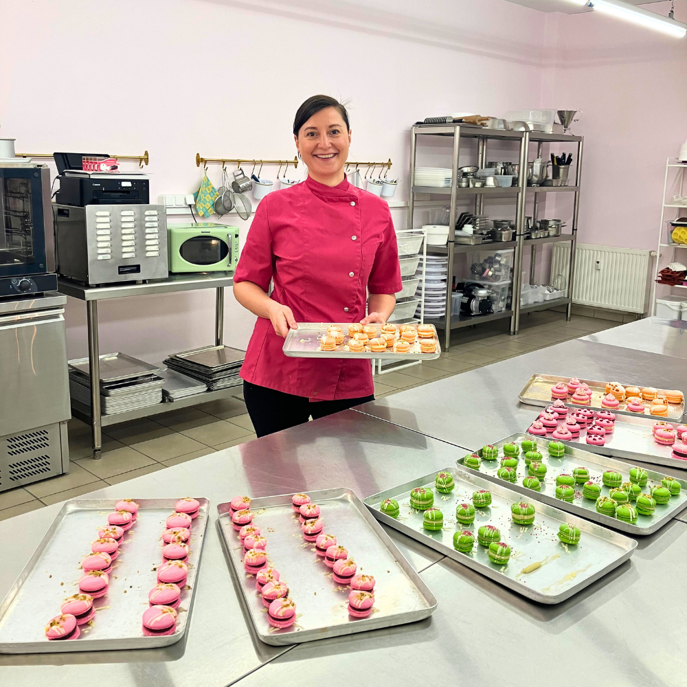 Fräulein Lisa in ihrer Backschule mit frisch gefertigten Macarons